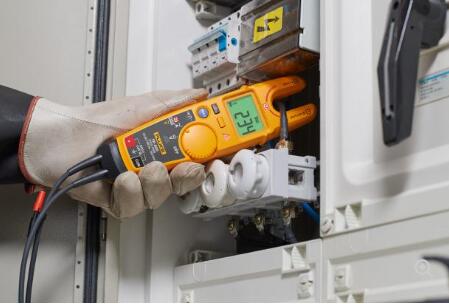 Fluke 325����Чֵǯ�ͱ�